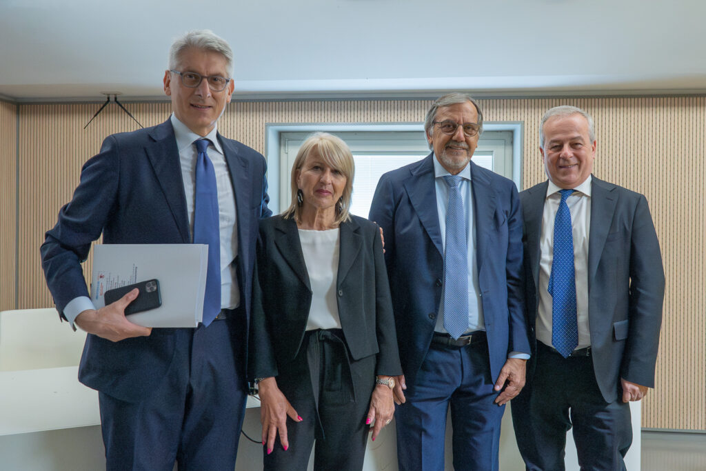 Foto di gruppo con Margherita Iannacone e Alessandro Pinci con il prof. Tiziano Onesti, Presidente dell’Ospedale Pediatrico Bambino Gesù e il prof. Franco Locatelli (Responsabile di Oncoematologia, Terapia Cellulare, Terapie Geniche e Trapianto Emopoietico