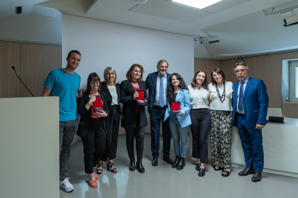 Foto di gruppo con Margherita Iannacone, Alessandro Pinci e Piero Liuzzi con i pedagogisti Andrea, Michela Origlia, Giulia Mazzini, Martina Bianchi, Federica e la maestra d'arte Alessandra Ferrari